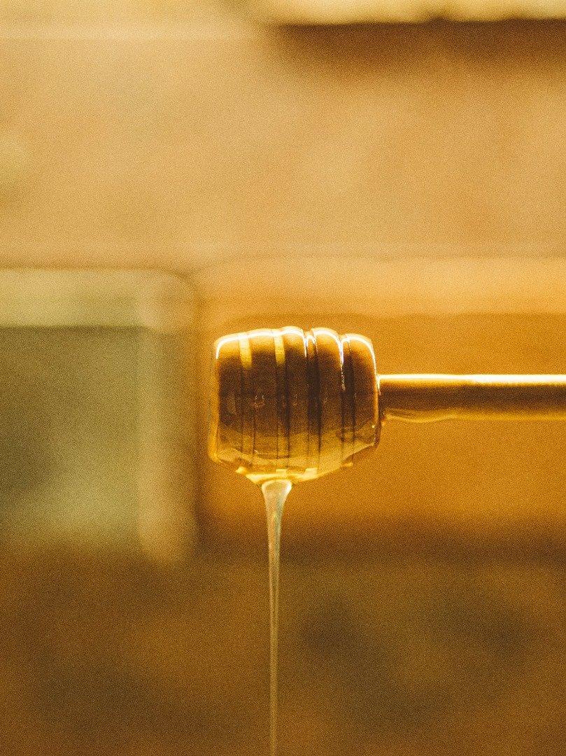 عسل الفرز وتابعة السدر: دليلك الشامل لتمييز أجود أنواع العسل اليمني